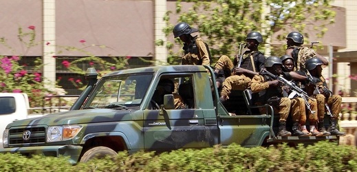 Vojáci poblíž francouzské ambasády v Burkině Faso.