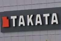 Firma Takata bankrotovala, ale její výrobky stále hrozí.