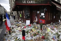 Uctění památky obětí teroristického útoku v Paříži.