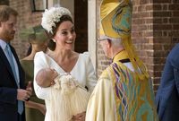 Vévodkyně Kate s princem Louisem mluvící s arcibiskupem Justinem Welbym, v pozadí stojí princ Harry se svou manželkou Meghan.