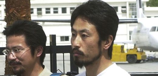 Japonský novinář Džumpei Jasuda (vpravo) na snímku z roku 2004.