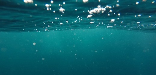 Voda v oceánech vstřebává až devadesát procent tepla způsobeného emisemi.