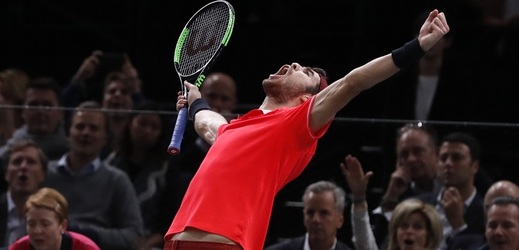 Ruský tenista Karen Chačanov ukončil vítěznou sérii Novaka Djokoviče.