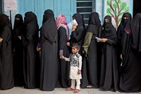 Indické muslimské ženy čekají ve frontě do volební místnosti.