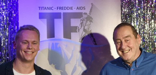 Peter Freestone (vpravo), bývalý komorník zpěváka skupiny Queen Freddieho Mercuryho, a hudebník Milan Šatník.