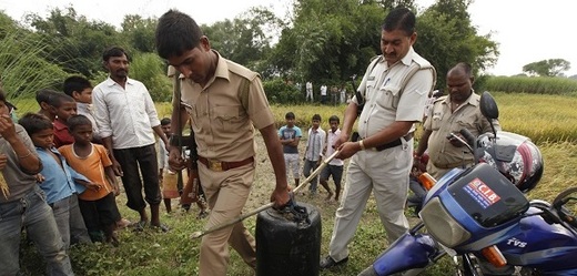 Indická policie zabavuje nelegálně vyrobený alkohol (ilustrační foto).