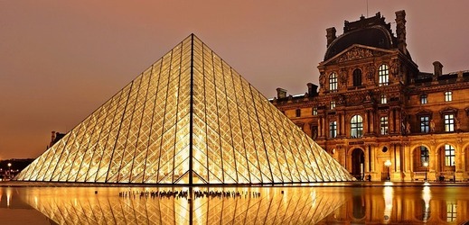 Pařížský Louvre.