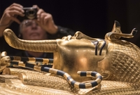 Egypt se snaží zabránit dražbě busty faraona Tutanchamona.