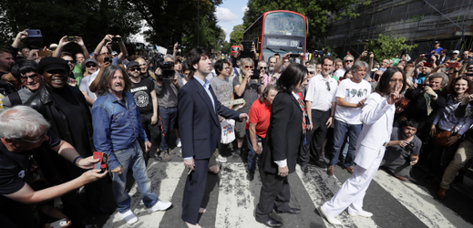 Fanoušci Beatles na přechodu v ulici Abbey Road. 