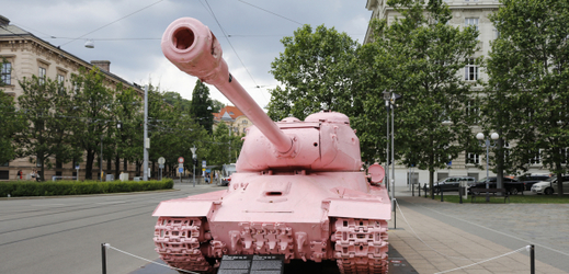 Růžový tank.