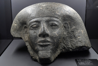 Hlavová část Tutanchamonova sarkofágu.