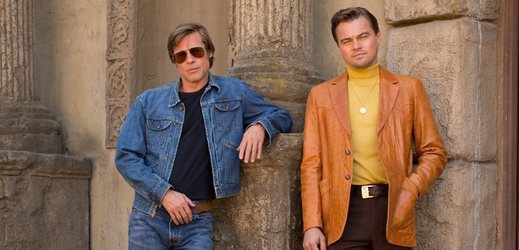 Brad Pitt (vlevo) a Leonardo DiCaprio ve filmu Tenkrát v Hollywoodu.