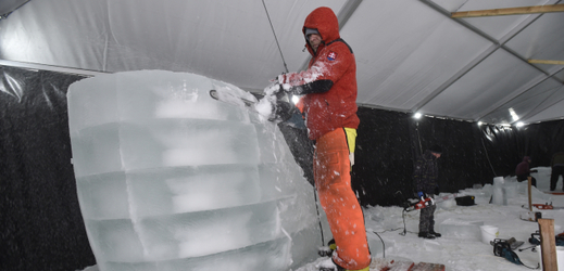 Adam Bakoš dokončoval 10. ledna 2020 na Pustevnách na Vsetínsku ledovou sochu velryby.
