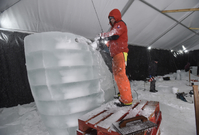 Adam Bakoš dokončoval 10. ledna 2020 na Pustevnách na Vsetínsku ledovou sochu velryby.