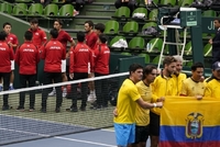 Radost tenistů Ekvádoru (ve žlutém) po postupu přes Japonce.