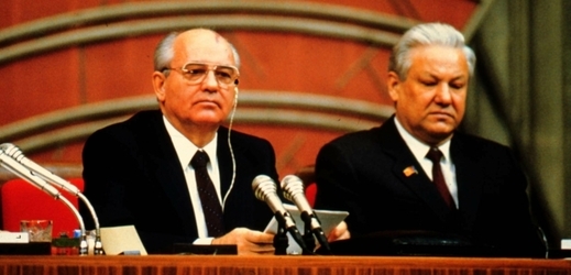 Prezident SSSR Michail Gorbačov (vlevo) a předseda Nejvyššího sovětu Ruské federace Boris Jelcin na zasedání v Kremlu v prosinci 1990.