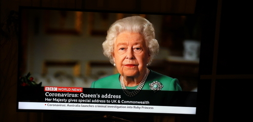 Britská královna Alžběta II. v televizním přenosu projevu.