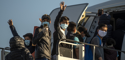 Dětští uprchlíci nastupují do letadla v Aténách.