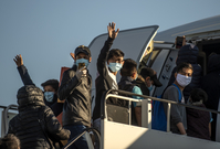 Dětští uprchlíci nastupují do letadla v Aténách.