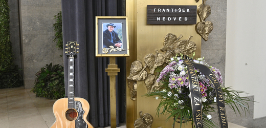 V krematoriu v Praze Strašnicích se lidé naposledy rozloučili 24. července 2021 s hudebníkem Františkem Nedvědem, který zemřel 18. července ve věku 73 let.