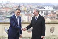 Premiér Petr Fiala (vpravo) přivítal 3. února 2022 v Praze polského premiéra Mateusze Morawieckého. Podle informací ČTK mají předsedové vlád podepsat smlouvu o podmínkách těžby v dole Turów u českých hranic, kvůli němuž vede Praha s Varšavou spor.