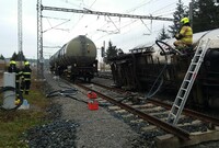 Hasiči přečerpávají toxický benzen z cisteren havarovaného nákladního vlaku na železničním koridoru u Poříčan na Kolínsku, 11. října 2022.