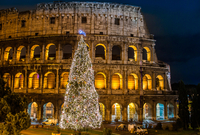Vánoční stromek před Koloseem v Římě (ilustrační foto).
